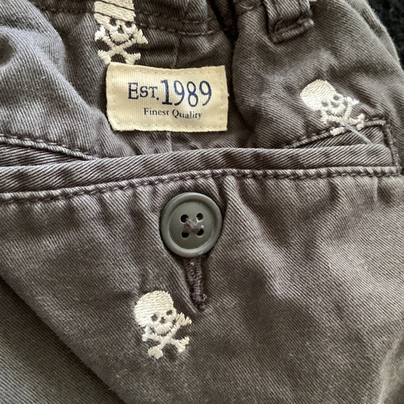 Boys charcoal grey embroidered skull & crossbones shorts SZ 10 children’s place - Picture 5 of 7